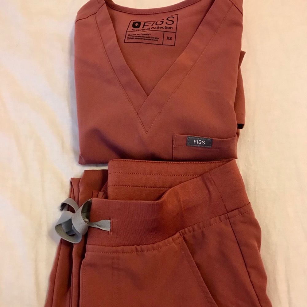 Figs Mauve scrub set